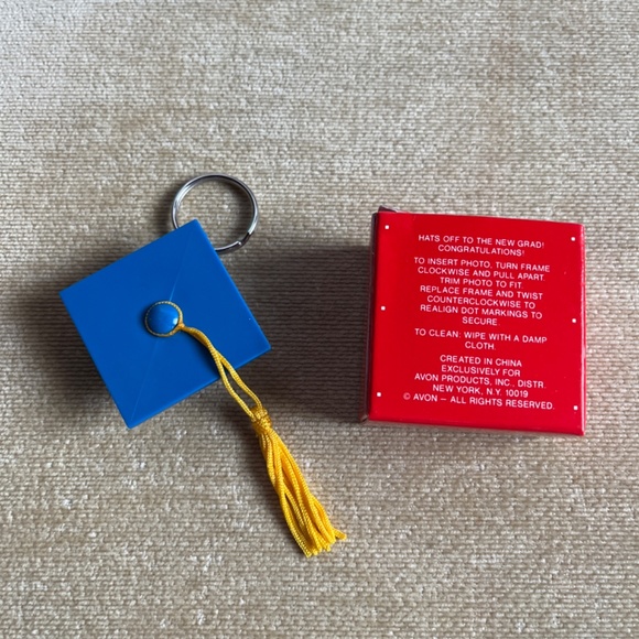 VINTAGE (MID-LATE 80’S - EARLY 90’S) AVON HAT’S OFF PHOTO KEY CHAIN - Picture 2 of 2